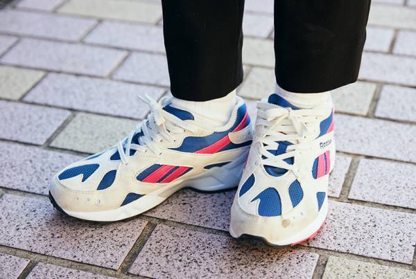 おしゃれママはどんなスニーカーを履いている？ トレンドのハイテク、コラボものなどなど…