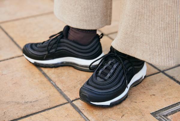 おしゃれママはどんなスニーカーを履いている？ トレンドのハイテク、コラボものなどなど…