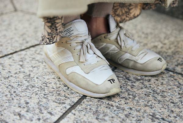 おしゃれママはどんなスニーカーを履いている？ トレンドのハイテク、コラボものなどなど…