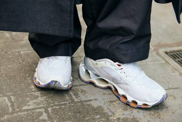 おしゃれママはどんなスニーカーを履いている？ トレンドのハイテク、コラボものなどなど…