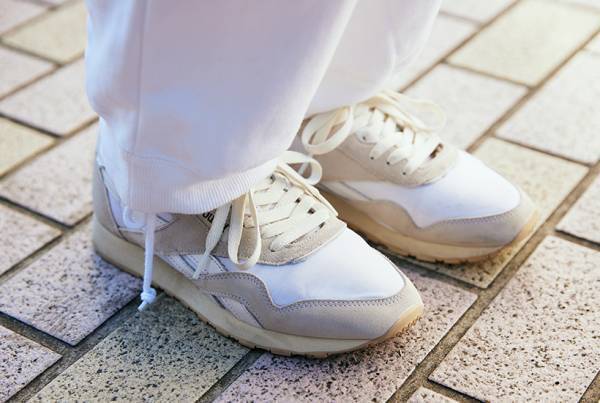 おしゃれママはどんなスニーカーを履いている？ トレンドのハイテク、コラボものなどなど…