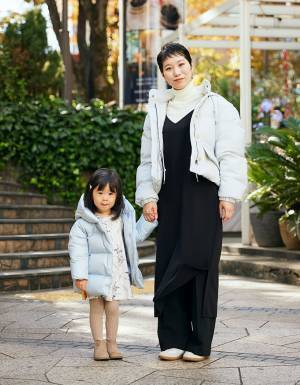 おしゃれママはどんなスニーカーを履いている？ トレンドのハイテク、コラボものなどなど…