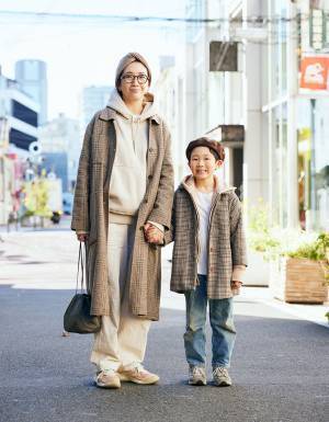 おしゃれママはどんなスニーカーを履いている？ トレンドのハイテク、コラボものなどなど…