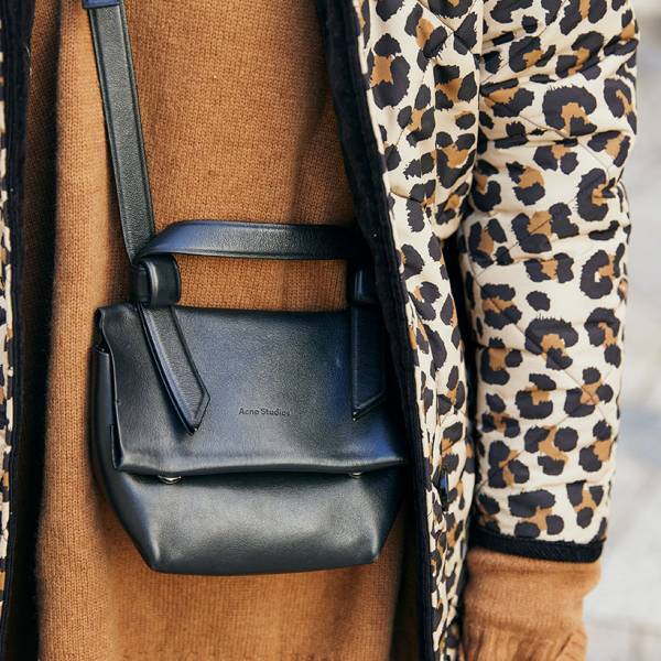 おしゃれママが愛用している【ミニショルダーバッグ】 レザーやサコッシュなど