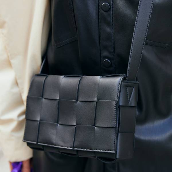 おしゃれママが愛用している【ミニショルダーバッグ】 レザーやサコッシュなど