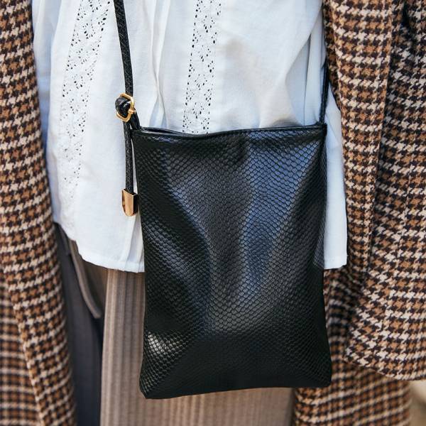 おしゃれママが愛用している【ミニショルダーバッグ】 レザーやサコッシュなど