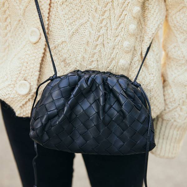 おしゃれママが愛用している【ミニショルダーバッグ】 レザーやサコッシュなど