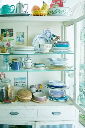 気になるあの人の食器棚＆本棚見せて！ vol.2【食器棚／アパレル商品企画・南村麻美さん】