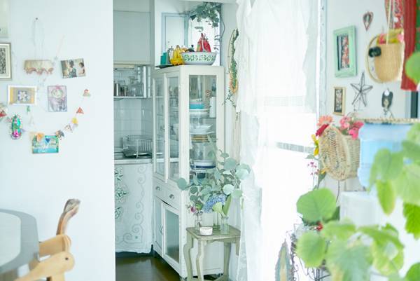 気になるあの人の食器棚＆本棚見せて！ vol.2【食器棚／アパレル商品企画・南村麻美さん】