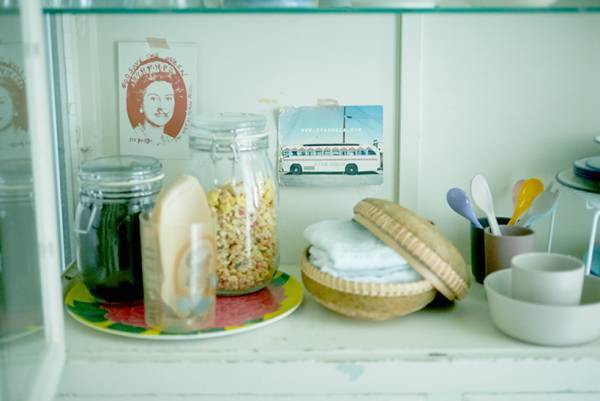 気になるあの人の食器棚＆本棚見せて！ vol.2【食器棚／アパレル商品企画・南村麻美さん】