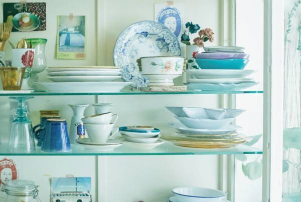 気になるあの人の食器棚＆本棚見せて！ vol.2【食器棚／アパレル商品企画・南村麻美さん】