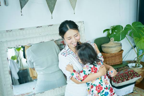 気になるあの人の食器棚＆本棚見せて！ vol.2【食器棚／アパレル商品企画・南村麻美さん】