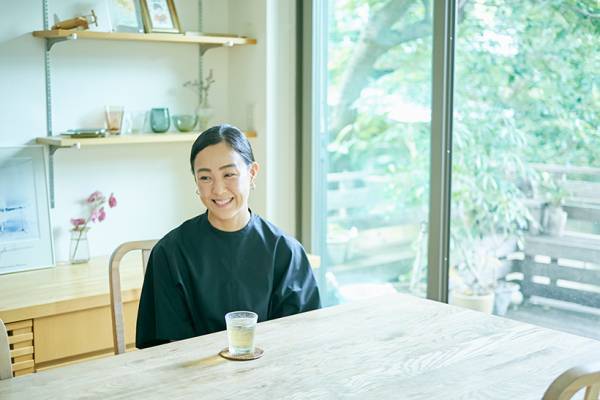 気になるあの人の食器棚＆本棚見せて！ vol.3【食器棚／ファッション＆フードスタイリスト・宇藤えみさん】