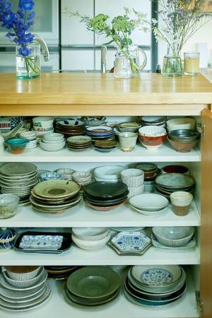 気になるあの人の食器棚＆本棚見せて！ vol.3【食器棚／ファッション＆フードスタイリスト・宇藤えみさん】