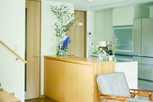 気になるあの人の食器棚＆本棚見せて！ vol.3【食器棚／ファッション＆フードスタイリスト・宇藤えみさん】