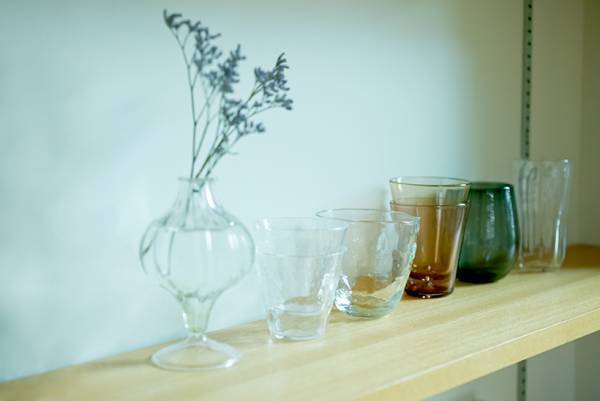 気になるあの人の食器棚＆本棚見せて！ vol.3【食器棚／ファッション＆フードスタイリスト・宇藤えみさん】