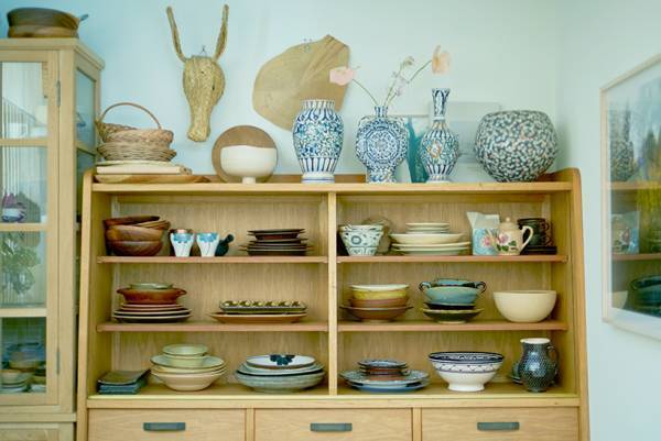 気になるあの人の食器棚＆本棚見せて！ vol.1【食器棚／farver オーナー・渡辺安樹子さん】