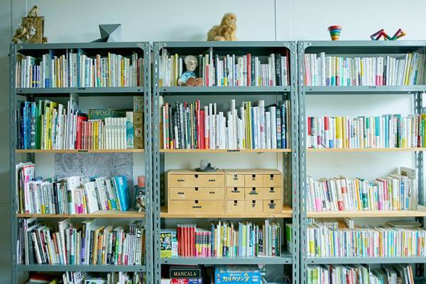 気になるあの人の食器棚＆本棚見せて！ vol.5【本棚／しぜんの国保育園 理事長 園長・齋藤紘良さん＆齋藤美和さん】