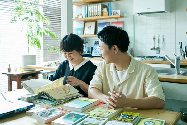 気になるあの人の食器棚＆本棚見せて！ vol.5【本棚／しぜんの国保育園 理事長 園長・齋藤紘良さん＆齋藤美和さん】