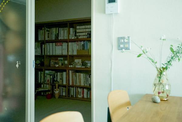 気になるあの人の食器棚＆本棚見せて！ vol.6【本棚／デザイナー・大谷有紀さん】