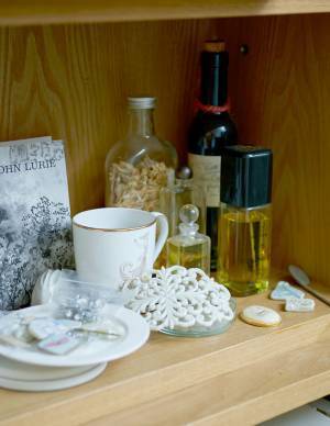 気になるあの人の食器棚＆本棚見せて！ vol.6【本棚／デザイナー・大谷有紀さん】