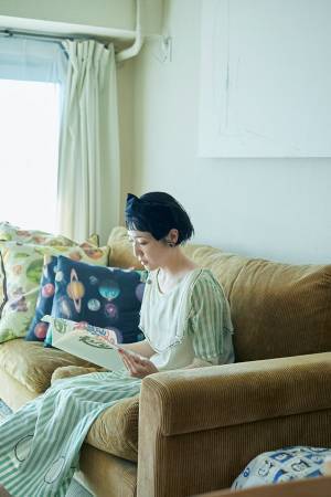 気になるあの人の食器棚＆本棚見せて！ vol.6【本棚／デザイナー・大谷有紀さん】