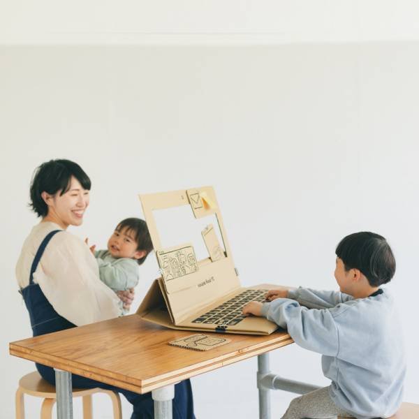 ＜遊べるダンボール工作＞ケーキタワーにキッズ専用パソコンも！