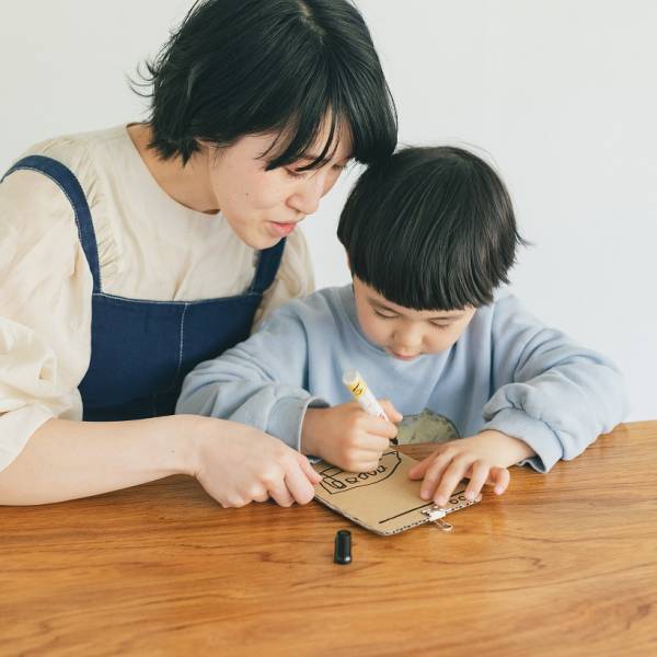 ＜遊べるダンボール工作＞ケーキタワーにキッズ専用パソコンも！