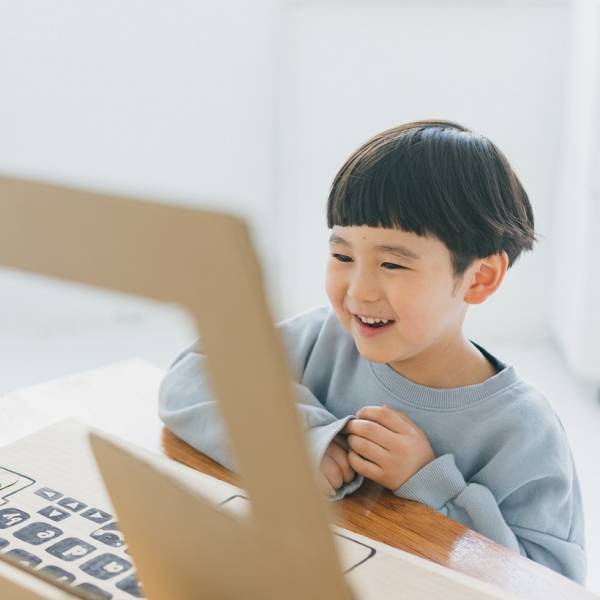 ＜遊べるダンボール工作＞ケーキタワーにキッズ専用パソコンも！