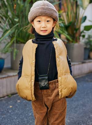 ブラックベースにブラウンを挿したファミリーコーデ