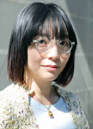 クリアメガネがおしゃれ見え！ ブルーをシェアした春のお出かけコーデ♪