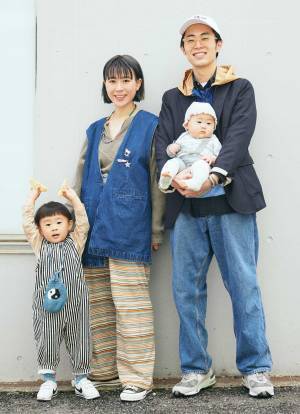 小物使いにセンスがキラリ！ デニム×柄ものがポイントのひと癖カジュアルコーデ