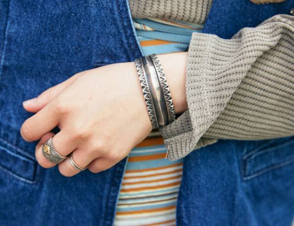 小物使いにセンスがキラリ！ デニム×柄ものがポイントのひと癖カジュアルコーデ