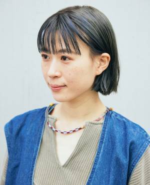 小物使いにセンスがキラリ！ デニム×柄ものがポイントのひと癖カジュアルコーデ