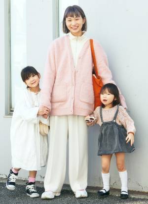 ピンク×ホワイトでフェミニンに♡ モヘアニットでやわらか春コーデ