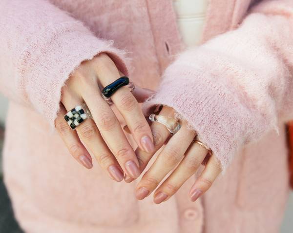 ピンク×ホワイトでフェミニンに♡ モヘアニットでやわらか春コーデ