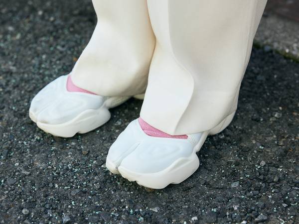 ピンク×ホワイトでフェミニンに♡ モヘアニットでやわらか春コーデ