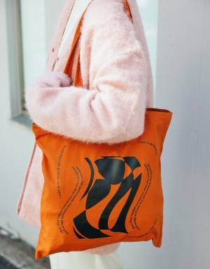 ピンク×ホワイトでフェミニンに♡ モヘアニットでやわらか春コーデ