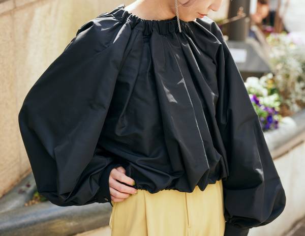 淡いイエローをモードに着こなし。仲良しカラーリンクでデート気分を満喫