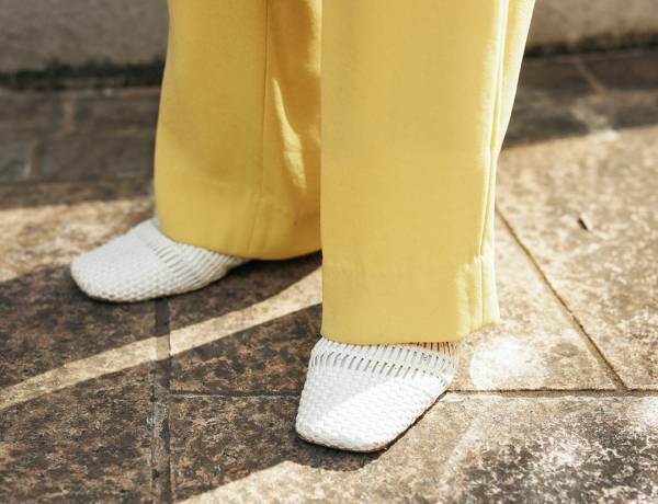 淡いイエローをモードに着こなし。仲良しカラーリンクでデート気分を満喫