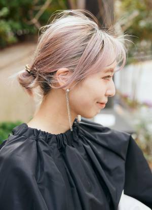 淡いイエローをモードに着こなし。仲良しカラーリンクでデート気分を満喫