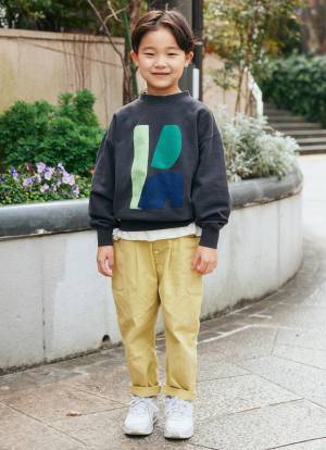 淡いイエローをモードに着こなし。仲良しカラーリンクでデート気分を満喫