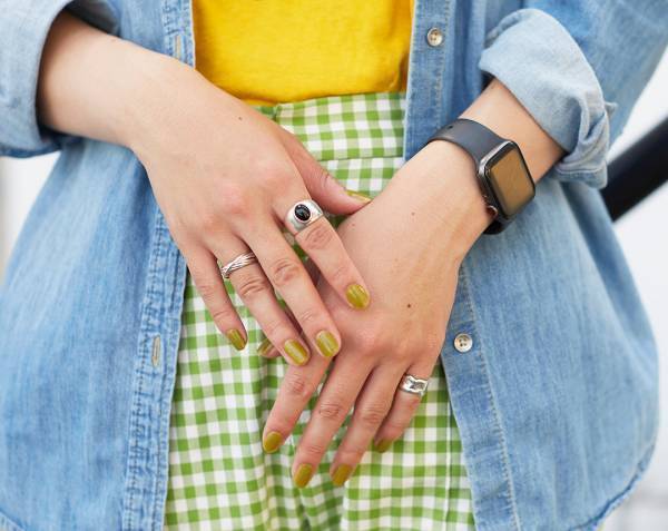 デニム×グリーンで爽やか春コーデ。挿し色のヴィヴィッドカラーがグッド！