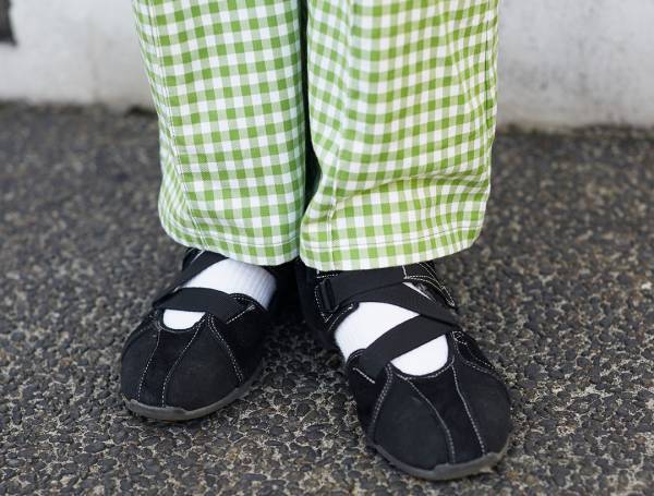 デニム×グリーンで爽やか春コーデ。挿し色のヴィヴィッドカラーがグッド！