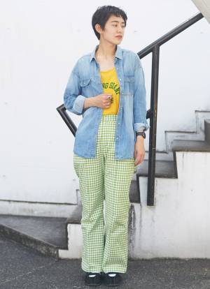 デニム×グリーンで爽やか春コーデ。挿し色のヴィヴィッドカラーがグッド！