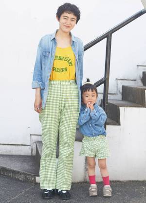 デニム×グリーンで爽やか春コーデ。挿し色のヴィヴィッドカラーがグッド！