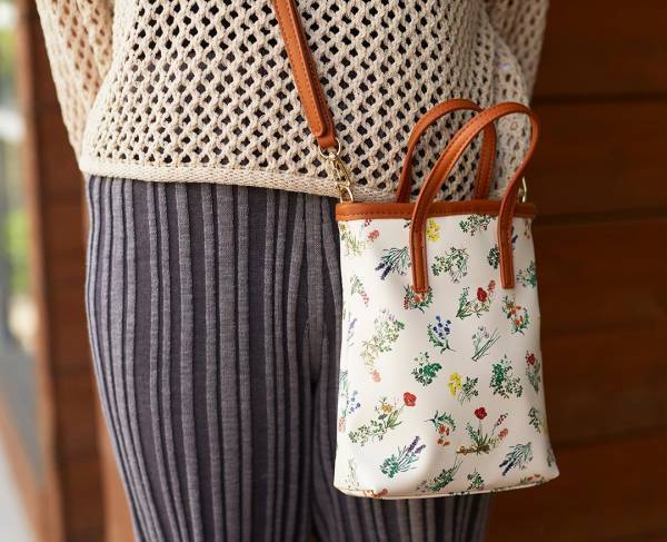 メッシュトップスで夏を先取り。ラフなパンツと合わせてリラックスムード