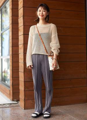 メッシュトップスで夏を先取り。ラフなパンツと合わせてリラックスムード