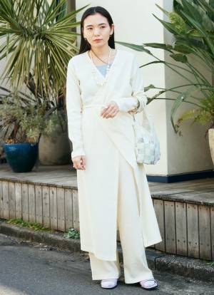 アイボリー主役のやわらかコーデ。挿し色のペールカラーがポイント