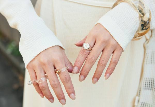 アイボリー主役のやわらかコーデ。挿し色のペールカラーがポイント